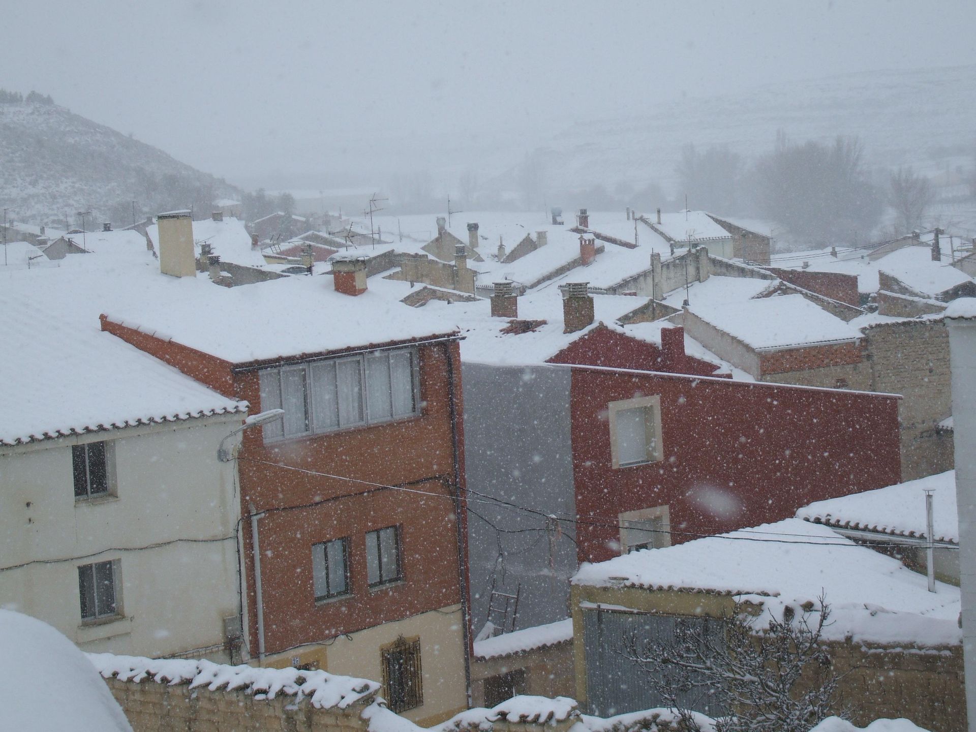 A las 13 horas y 15 minutos ha dejado de nevar, de momento.