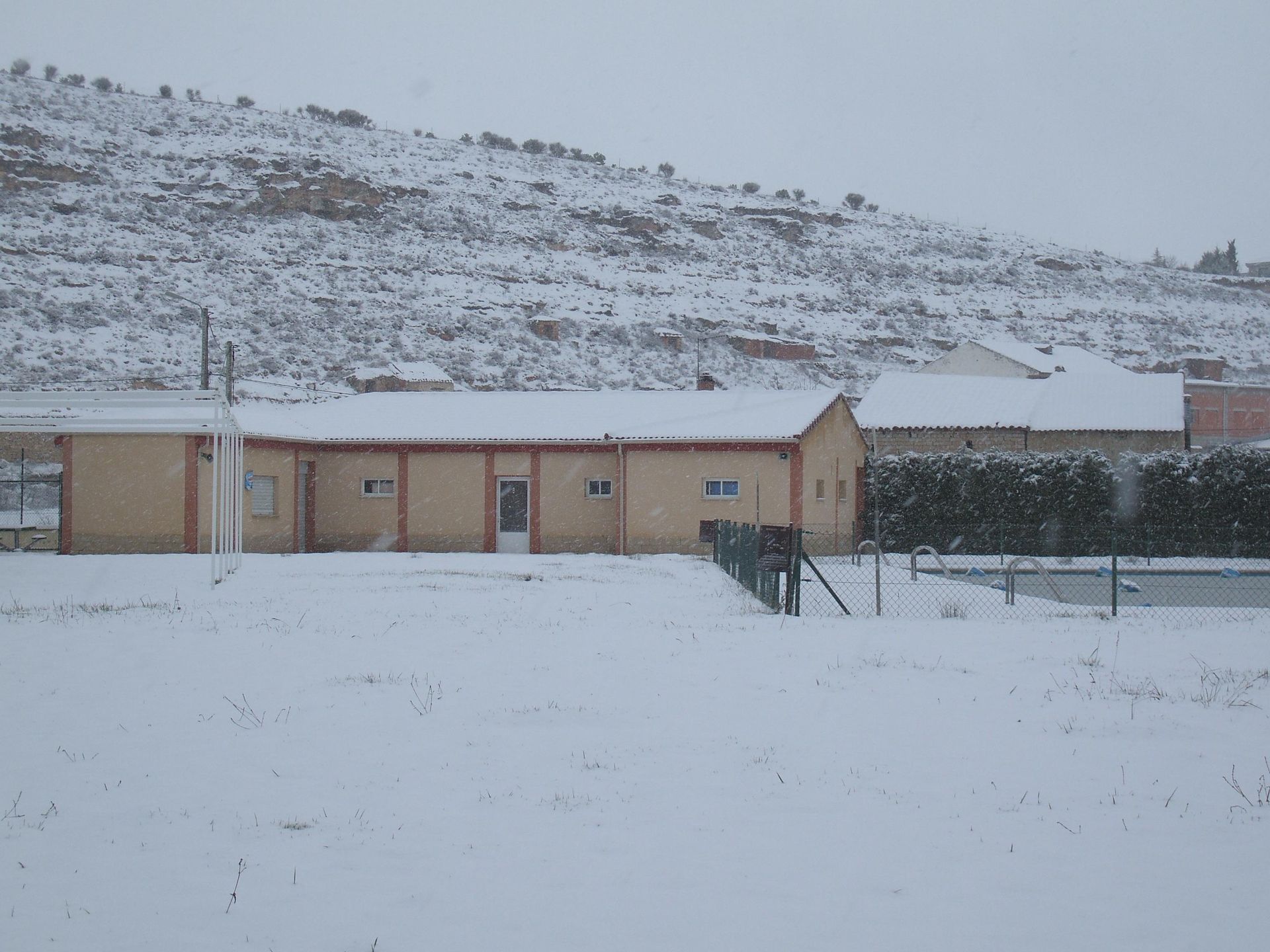 A las 13 horas y 15 minutos ha dejado de nevar, de momento.